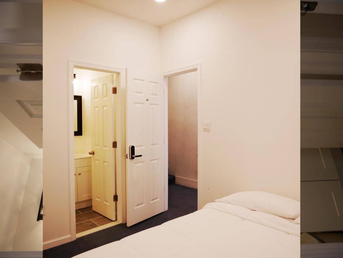Oui On Ludlow - Entire House And Private Rooms In University City Filadelfia Esterno foto