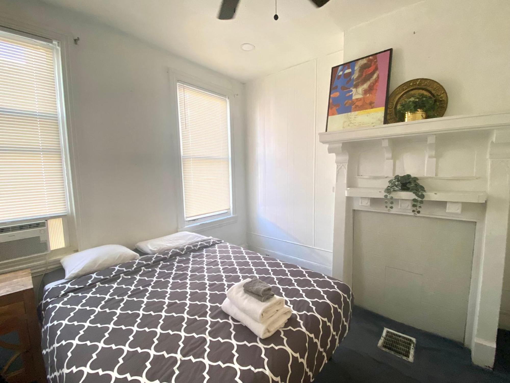 Oui On Ludlow - Entire House And Private Rooms In University City Filadelfia Esterno foto